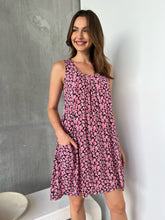 Load image into Gallery viewer, Vale Black/Pink Daisy Print Shift Dress