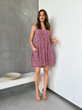 Load image into Gallery viewer, Vale Black/Pink Daisy Print Shift Dress