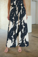 Load image into Gallery viewer, Deja Black/Cream BOLD Print Pants - Part of a set