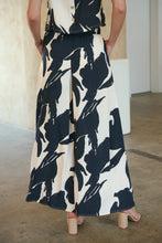 Load image into Gallery viewer, Deja Black/Cream BOLD Print Pants - Part of a set