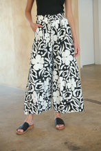 Load image into Gallery viewer, Evie White/Black Floral Print Drawstring Pants