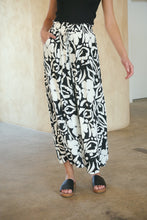 Load image into Gallery viewer, Evie White/Black Floral Print Drawstring Pants