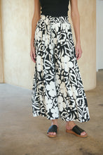 Load image into Gallery viewer, Evie White/Black Floral Print Drawstring Pants