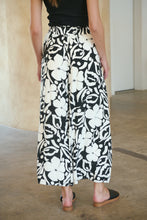 Load image into Gallery viewer, Evie White/Black Floral Print Drawstring Pants