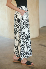 Load image into Gallery viewer, Evie White/Black Floral Print Drawstring Pants