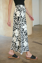 Load image into Gallery viewer, Evie White/Black Floral Print Drawstring Pants