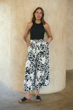 Load image into Gallery viewer, Evie White/Black Floral Print Drawstring Pants