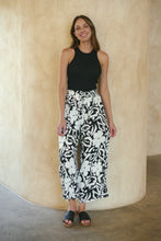 Load image into Gallery viewer, Evie White/Black Floral Print Drawstring Pants