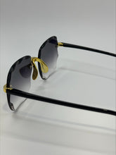 Load image into Gallery viewer, Alicia Black Smokey Sunglasses